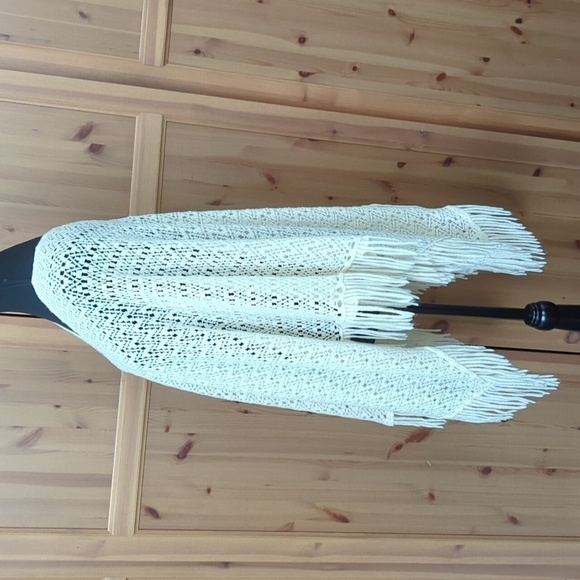Do Everything in Love  poncho O/S - Picture 4 of 6